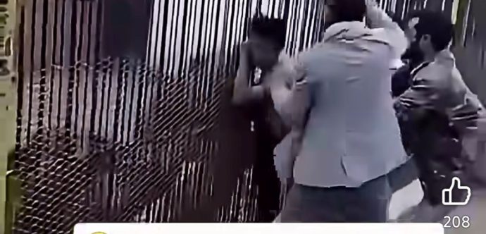 مشهد مـ ـروع ….أسد يبتر دراع طـ ـفل في حديقة حيوان باليمن ( فيديو)