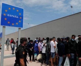 إسبانيا تعلن عودة آلاف المهاجرين من سبتة إلى المغرب