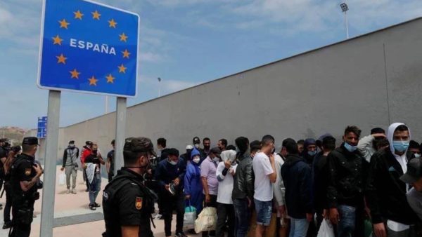 إسبانيا تعلن عودة آلاف المهاجرين من سبتة إلى المغرب