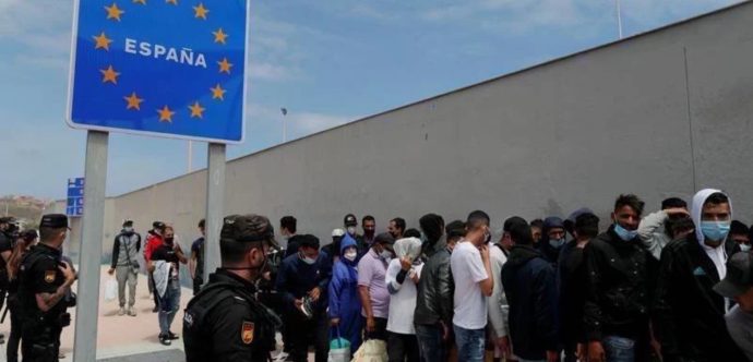 إسبانيا تعلن عودة آلاف المهاجرين من سبتة إلى المغرب