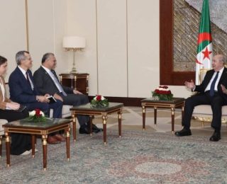 مستشار الرئيس الأمريكي يُكَمِمُ أفواه تبون ومسؤولين جزائريين بخصوص تناول قضية الصحراء المغربية