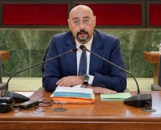 توقيف عمدة منير الليموري، عمدة مدينة طنجة مباشرة بعد عودته للمغرب