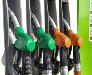 طمعا في الزيادة محطات  الوقود تغلق أبوابها بعين حرودة والشلالات وأعوان سلطة وجنود في محنة