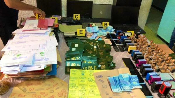 وجدة….الإطاحة بعناصر شبكة مختصة في تزوير كافة الوثائق والمحررات للشركات والإدارات للراغبين في الهجرة