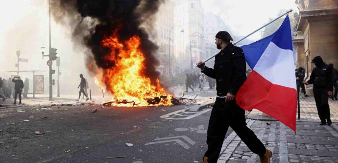 فرنسا …حظر التجول  ببعض المدن : ذعر حكومي أم رهان أخير لإنقاذ الاقتصاد؟