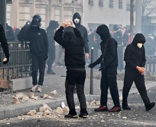 فرنسا: إصابات وتوقيفات واعتقالات متفرقة في موجة احتجاجات حاشدة ضمت مئات الآلاف وتخللتها مواجهات أمنية