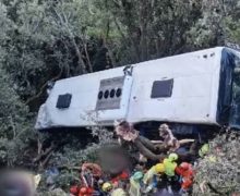 إسبانيا: إصابة نحو 90 شخصاً في حادث سقوط حافلة من طريق جبلي