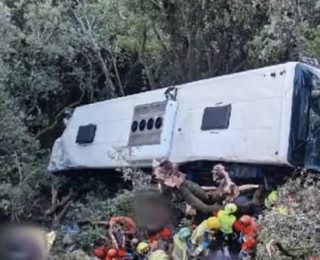 إسبانيا: إصابة نحو 90 شخصاً في حادث سقوط حافلة من طريق جبلي