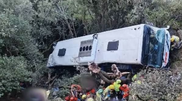 إسبانيا: إصابة نحو 90 شخصاً في حادث سقوط حافلة من طريق جبلي