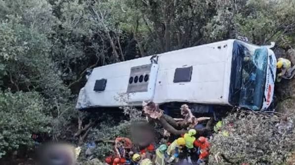 إسبانيا: إصابة نحو 90 شخصاً في حادث سقوط حافلة من طريق جبلي