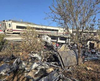 آخر حصيلة  …مصـ ـرع 46 شخصا وإصابة أكثر من 170 في اصطدام مروع بين  قطارين بإسبانيا