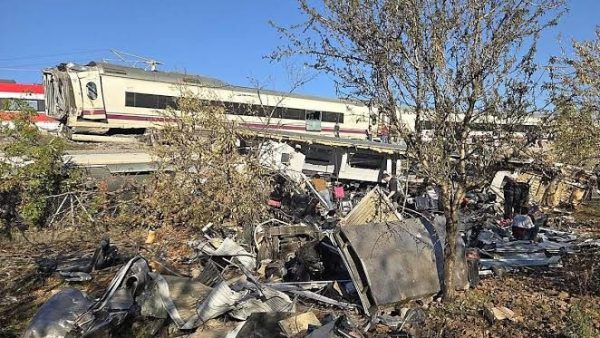 آخر حصيلة  …مصـ ـرع 46 شخصا وإصابة أكثر من 170 في اصطدام مروع بين  قطارين بإسبانيا