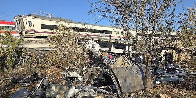 آخر حصيلة  …مصـ ـرع 46 شخصا وإصابة أكثر من 170 في اصطدام مروع بين  قطارين بإسبانيا