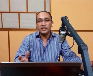 عاصفة انتقادات وسحب تكريم تُلاحق الإعلامي محمد عمورة بعد سجال حاد حول التطبيع