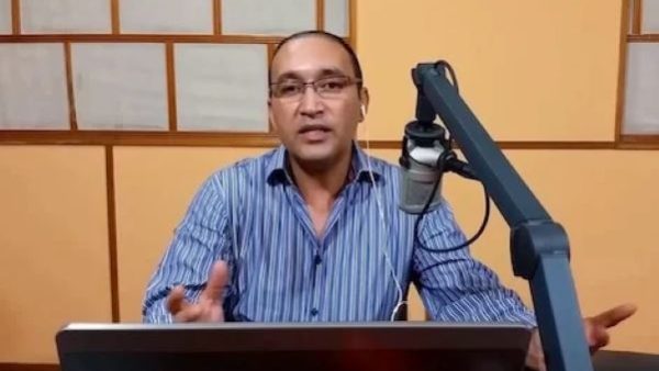 عاصفة انتقادات وسحب تكريم تُلاحق الإعلامي محمد عمورة بعد سجال حاد حول التطبيع