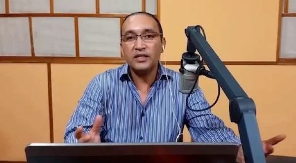 عاصفة انتقادات وسحب تكريم تُلاحق الإعلامي محمد عمورة بعد سجال حاد حول التطبيع