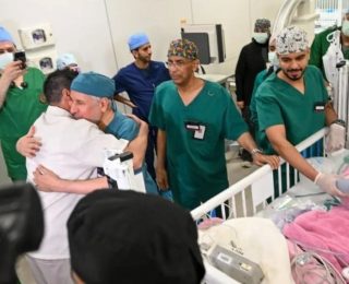 نجاح عملية فصل توأمين  مغربيين ملتصقين بمستشفى بالسعودية