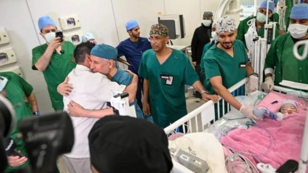 نجاح عملية فصل توأمين  مغربيين ملتصقين بمستشفى بالسعودية