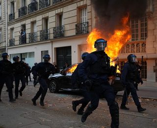 فرنسا…  توقيف 1,200 شخص وإصابة 150 شرطياً في حصيلة دامـ ـية لاحتجاجات السبت