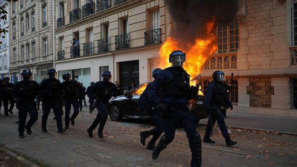 فرنسا…  توقيف 1,200 شخص وإصابة 150 شرطياً في حصيلة دامـ ـية لاحتجاجات السبت