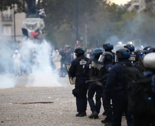 موجة الاحتجاجات في فرنسا تشتعل: توقيف 1435 متظاهراً وإصابة 267 من عناصر الأمن في مواجهات حاشدة