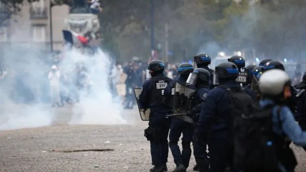 موجة الاحتجاجات في فرنسا تشتعل: توقيف 1435 متظاهراً وإصابة 267 من عناصر الأمن في مواجهات حاشدة