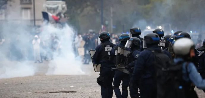 موجة الاحتجاجات في فرنسا تشتعل: توقيف 1435 متظاهراً وإصابة 267 من عناصر الأمن في مواجهات حاشدة