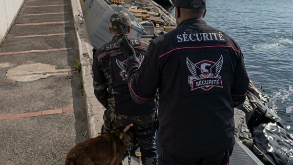 آكادير ….قضية الكلب والأطفال،هل  سيتم طي الصفحة بعد اعتدار الشركة المعنية بالحراسة ؟